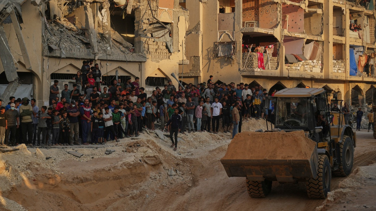 A Hamász palesztin iszlamista szervezet munkagépekkel keresi a még vissza nem szolgáltatott izraeli túszok maradványait a Gázai övezet déli részén fekvõ Hán-Júniszban 2025. október 17-én, a gázai tûzszüneti megállapodás után négy nappal.