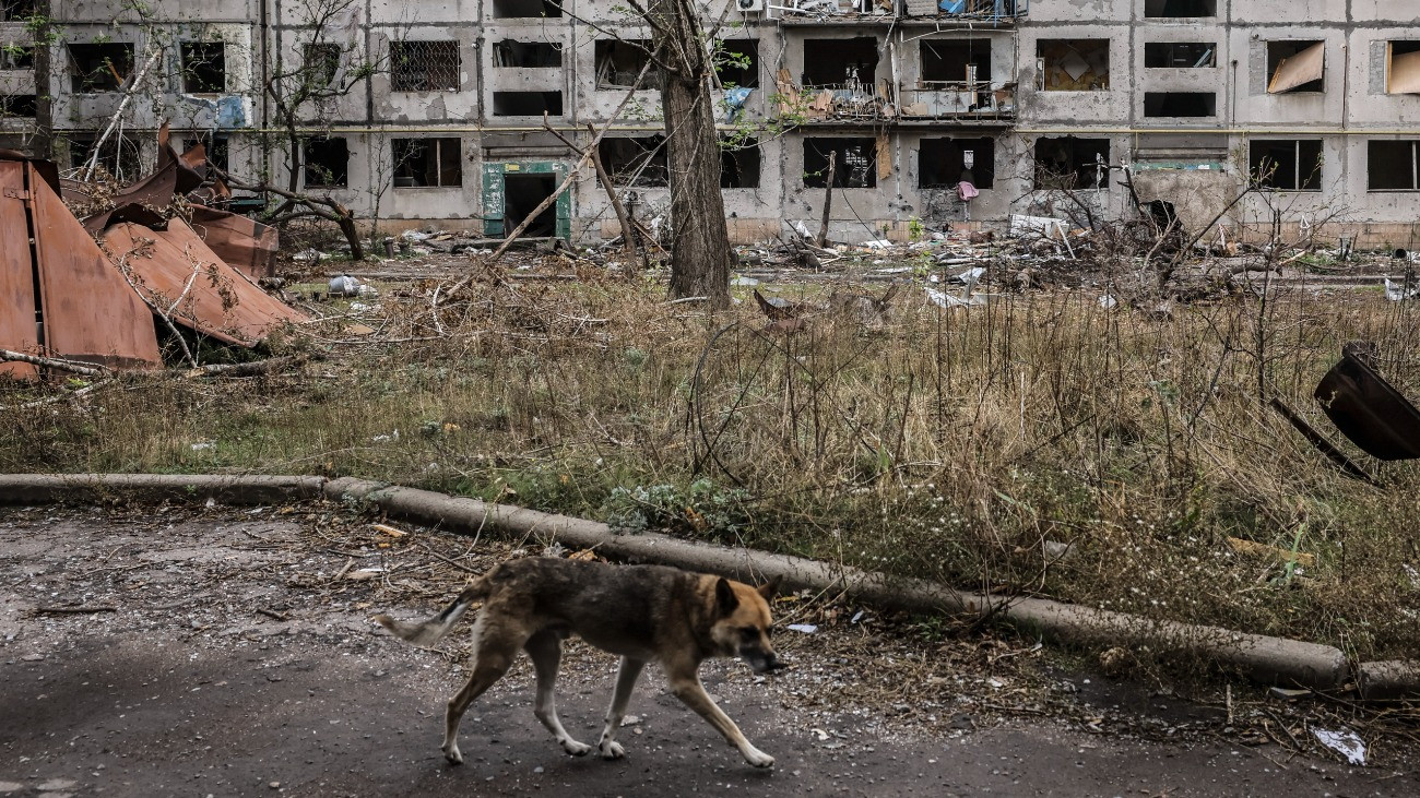 Az ukrán hadsereg 24. gépesített dandárja sajtószolgálatának 2025. október 14-én közreadott képén romos házak a kelet-ukrajnai Donyecki területen fekvõ Konsztantyinovkában 2025. október 12-én, az Ukrajna elleni orosz háború alatt.