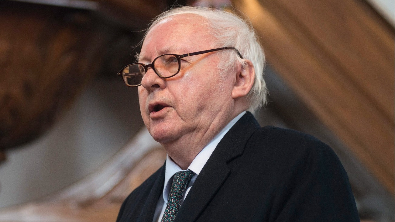 Életének 88. évében 2025. október 19-én elhunyt Ágh István József Attila- és Kossuth-díjas költõ, író, mûfordító, a nemzet mûvésze, a Magyar Mûvészeti Akadémia (MMA) rendes tagja, a Digitális Irodalmi Akadémia alapító tagja - tudatta az MMA az MTI-vel. A felvétel Ágh Istvánról 2016. január 17-én készült, miután átvette a Kölcsey-emlékplakettet a magyar kultúra napja alkalmából rendezett ünnepségen a szatmárcsekei református templomban.