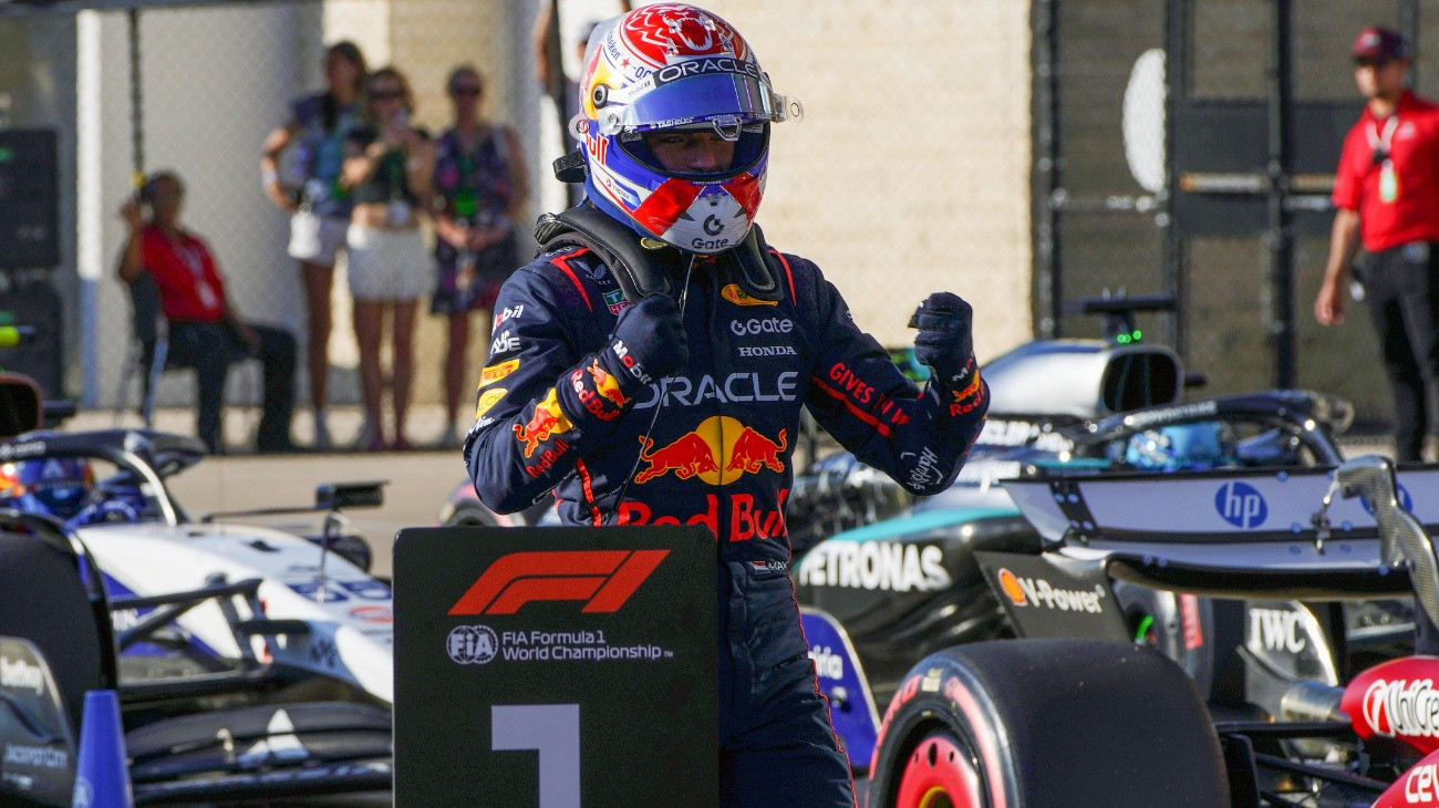 Max Verstappen, a Red Bull holland címvédõje, miután õ érte el a legjobb köridõt a Forma-1-es autós gyorsasági világbajnokság Egyesült Államok Nagydíjának idõmérõ edzésén a texasi Austinban 2025. október 18-án.