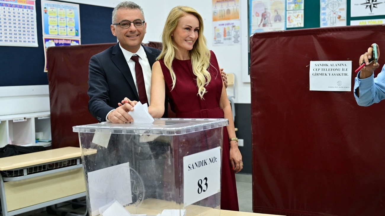 Tufan Erhürman, az ellenzéki Török Köztársasági Párt (CTP) vezetõje és jelöltje a feleségével, Nilen Bektas Erhürmannal szavaz az önhatalmúlag kikiáltott Észak-ciprusi Török Köztársaság elnökválasztásán Nicosiában 2025. október 19-én.