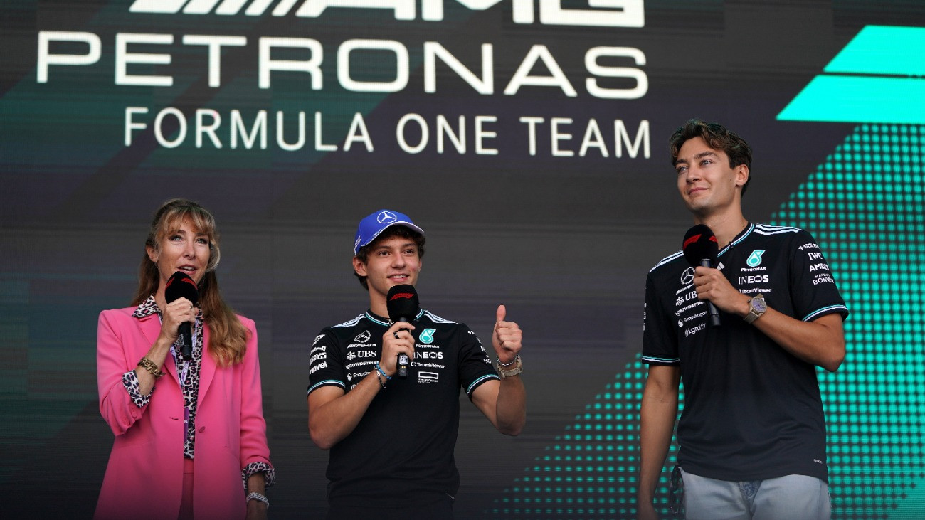 Kimi Antonelli, a Mercedes olasz versenyzõje (k) és brit csapattársa, George Russell Laurette Nicoll amerikai mûsorvezetõvel a Forma-1-es autós gyorsasági világbajnokság austini futamának, az Egyesült Államok Nagydíjának sprintfutama elõtt a Circuit of The Americas versenypályán 2025. október 18-án.