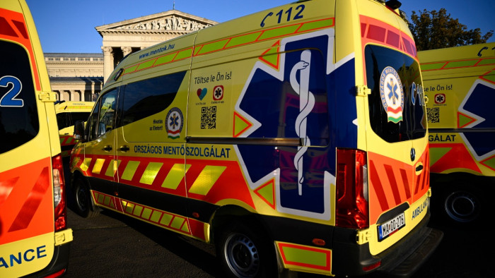 Mentőautók lepték el a Hősök terét – képek