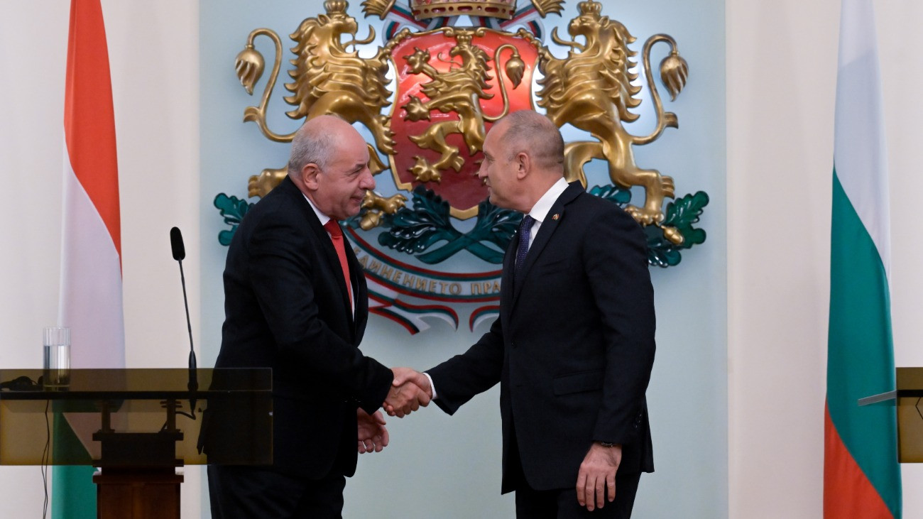 Sulyok Tamás köztársasági elnök (b) és Rumen Radev bolgár államfõ a megbeszélésük után tartott közös sajtótájékoztató végén az elnöki hivatalban Szófiában 2025. október 20-án. Sulyok Tamás kétnapos hivatalos látogatáson tartózkodik Bulgáriában.