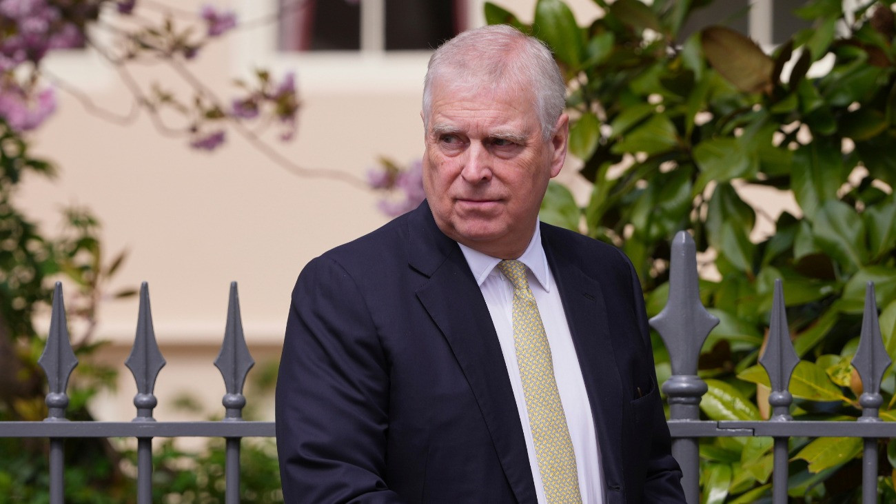 2025. április 20-án a windsori kastélyban készített kép András hercegrõl, III. Károly brit uralkodó öccsérõl. András 2025. október 17-én bejelentette, hogy minden királyi titulusáról lemond, így a király egyetértésével a továbbiakban nem használja a királyi család tagjaként ráruházott címeket és kiváltságokat.