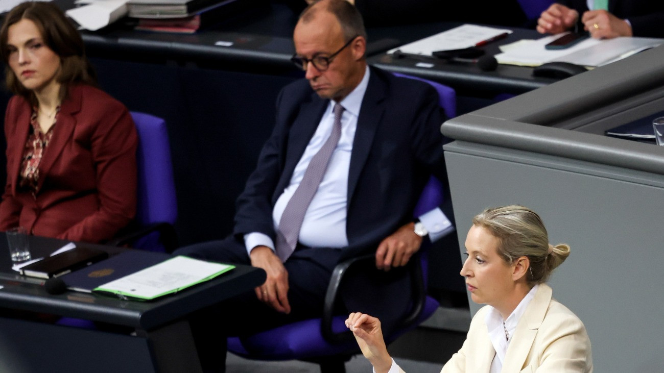 Alice Weidel, a német ellenzéki Alternatíva Németországnak (AfD) párt társelnöke felszólal a parlament ülésén a törvényhozás berlini épületében 2025. október 16-án. A háttérben Friedrich Merz kancellár.