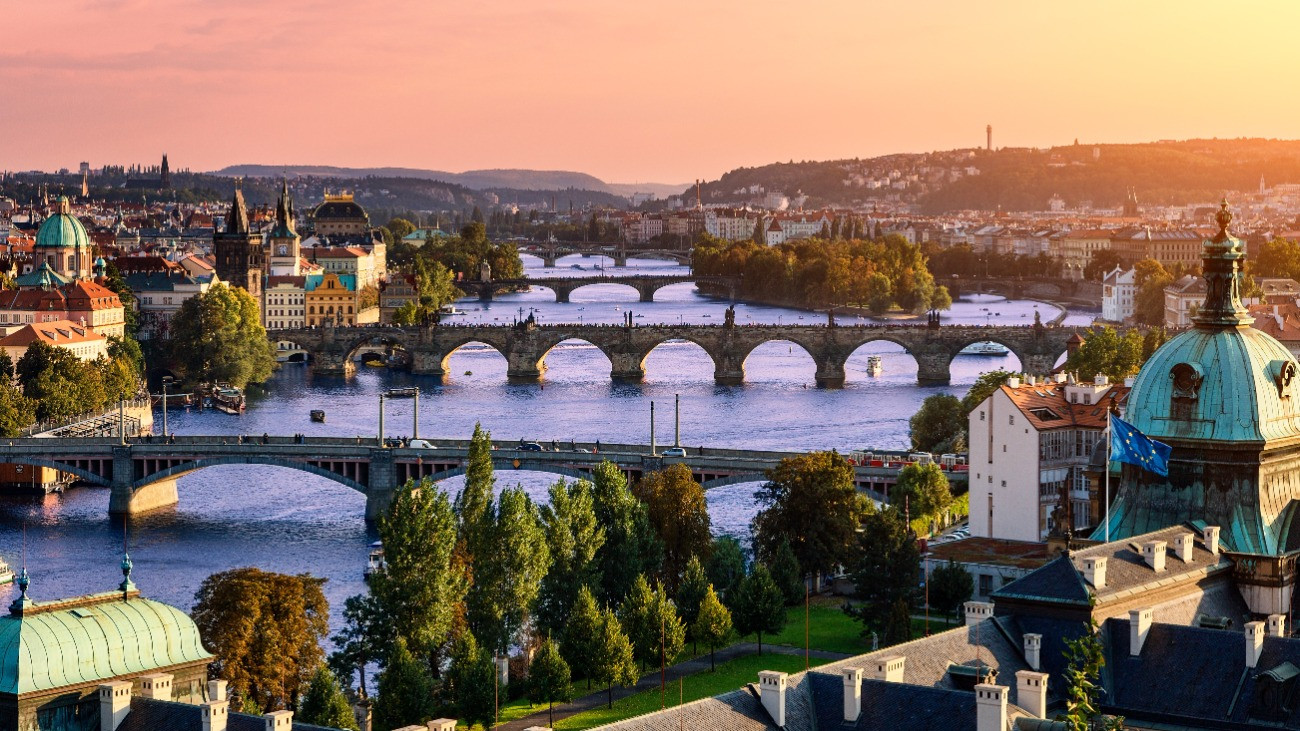 A cseh főváros, Prága, amit a Moldva nevű folyó szel ketté.