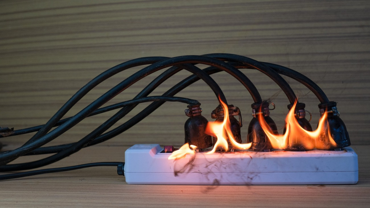 Elektromos elosztó kigyulladt.