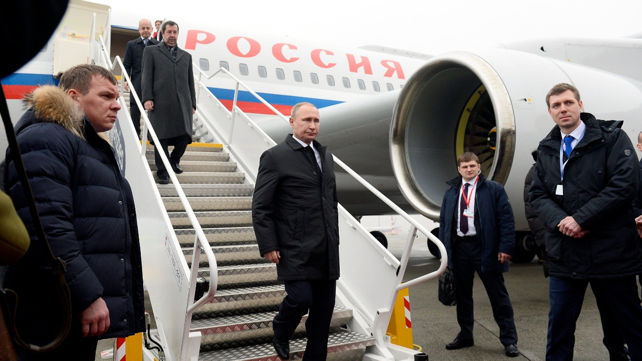 Vlagyimir Putyin orosz elnök kiszáll repülõgépébõl Budapesten, a Liszt Ferenc-repülõtéren 2017. február 2-án. Mögötte, a lépcsõn Vlagyimir Nyikolajevics Szergejev, Oroszország budapesti nagykövete.