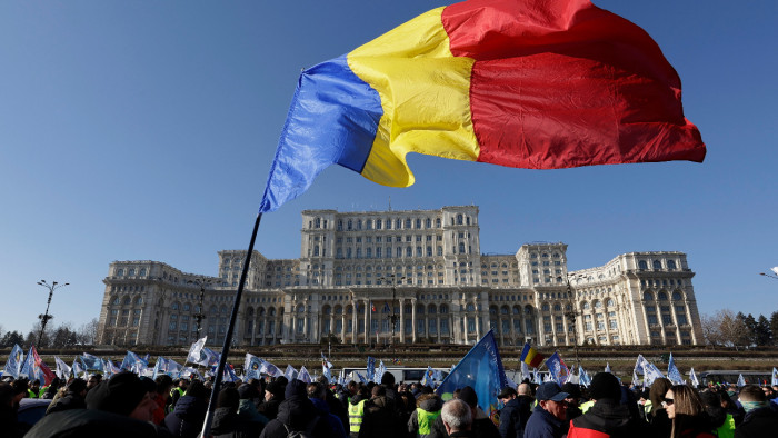 Hazudott önéletrajzában a miniszter, utolérte az igazság