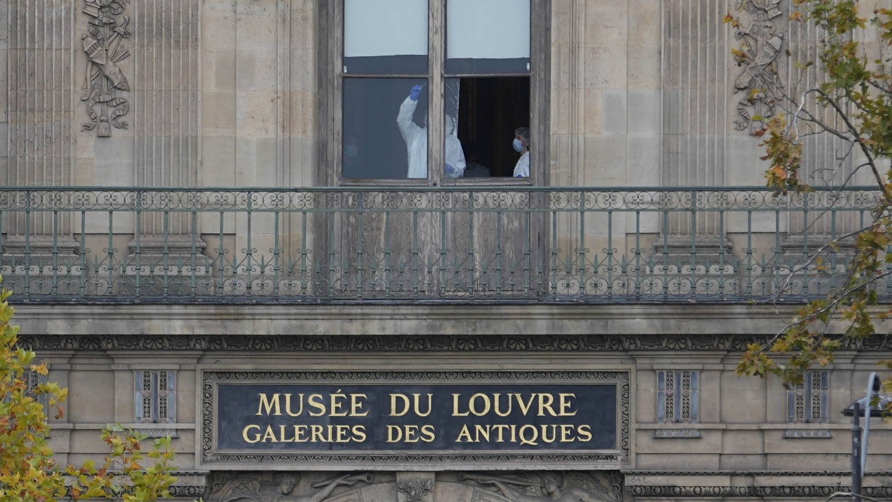 Helyszínelõ rendõrök a párizsi Louvre múzeumban 2025. október 19-én, miután reggel tolvajok ékszereket loptak az intézmény úgynevezett napóleoni gyûjteményébõl. A tettesek a bûncselekmény után elmenekültek.
