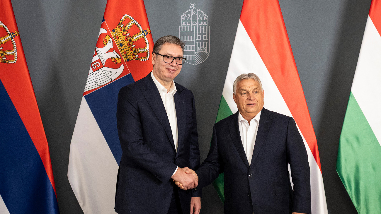 A Miniszterelnöki Kommunikációs Fõosztály által közreadott képen Orbán Viktor miniszterelnök (j) fogadja Aleksandar Vučićot, a Szerb Köztársaság elnökét a Karmelita kolostorban 2025. október 20-án.