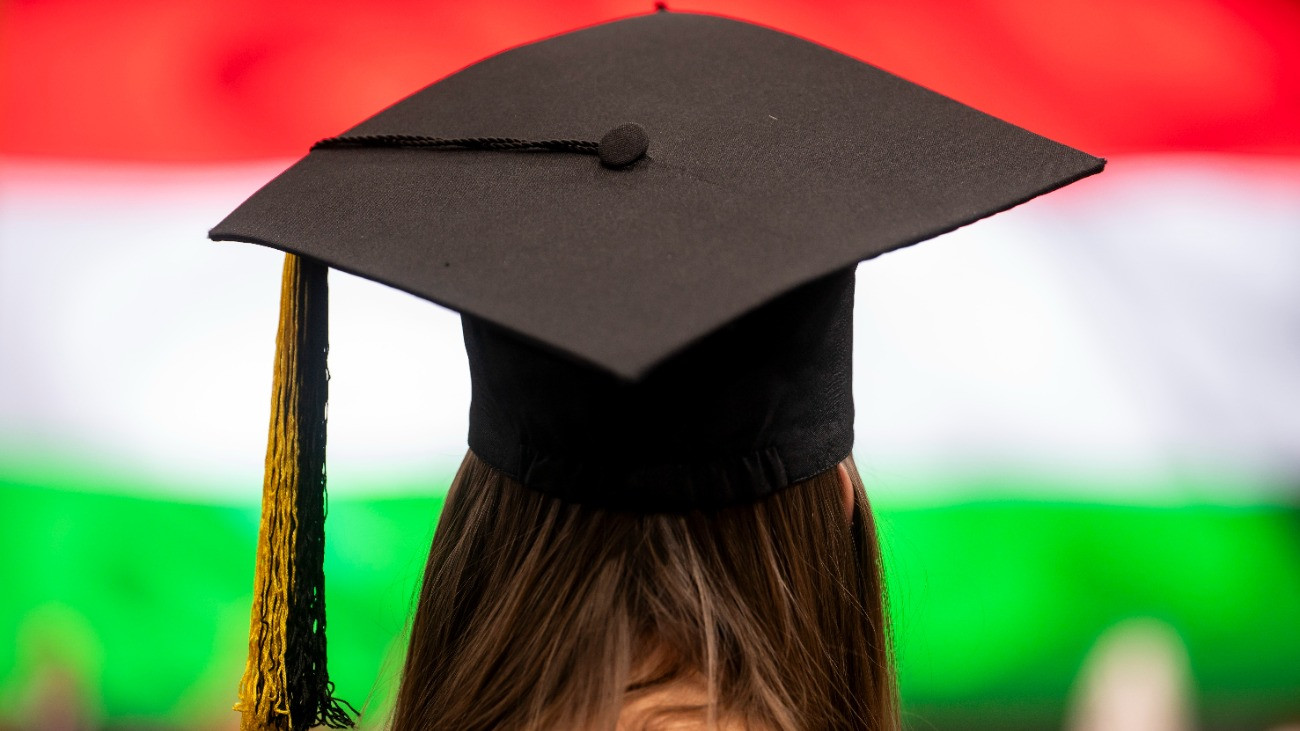 Hallgató a Nemzeti Közszolgálati Egyetem (NKE) Államtudományi és Nemzetközi Tanulmányok Kar oklevélátadó és doktoravató ünnepségén a budapesti Ludovika Arénában 2025. július 11-én.