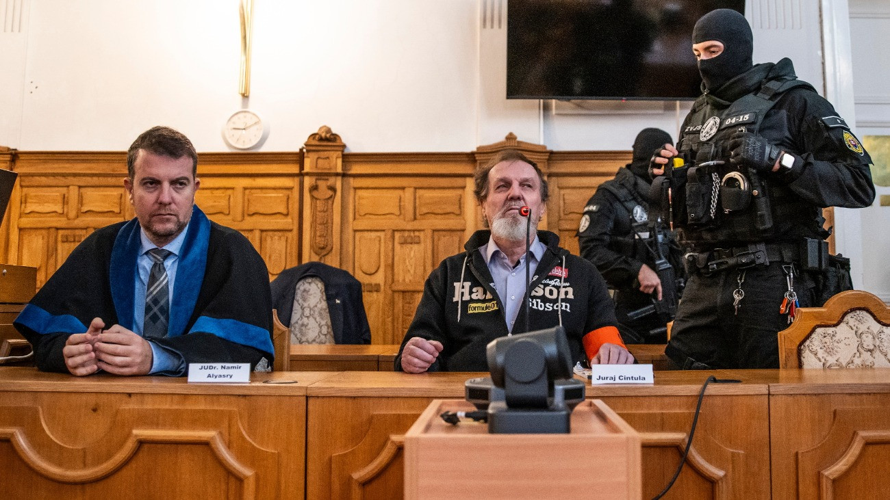 A Robert Fico szlovák miniszterelnök elleni merénylettel vádolt Juraj Cintula (k) az ellene folyó per ítélethirdetésén a besztercebányai büntetõbíróságon 2025. október 21-én. A 71 éves Cintula 2024. május 15-én négy lövéssel életveszélyesen megsebesítette Robert Fico miniszterelnököt, tettéért 21 év börtönbüntetésre ítélte a bíróság.