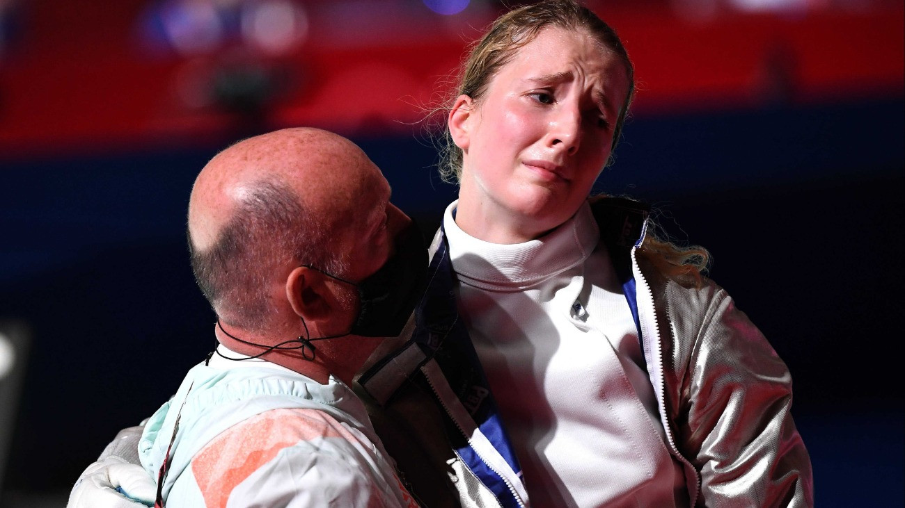 Márton Anna az argentin Marija Belen Perez Maurice elleni asszója után a nõi kardozók egyéni versenyében a világméretû koronavírus-járvány miatt 2021-re halasztott 2020-as tokiói nyári olimpián a Makuhari Rendezvényközpontban 2021. július 26-án. Mellette edzõje, Gárdos Gábor. Márton Anna gyõzött és bejutott a legjobb 16 közé.MTI/Illyés Tibor