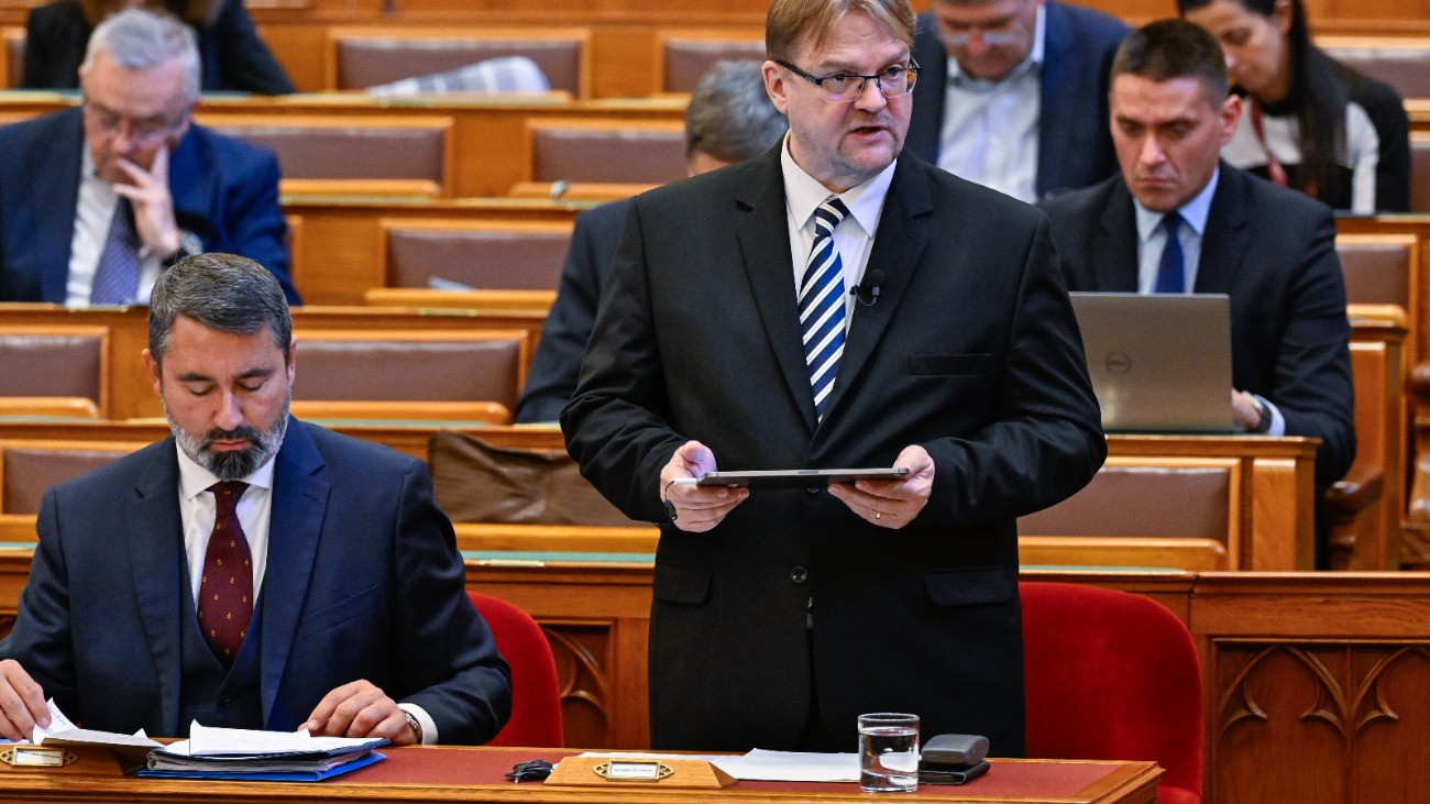 Répássy Róbert, a Igazságügyi Minisztérium parlamenti államtitkára napirend elõtti felszólalásra reagál az Országgyûlés plenáris ülésén 2025. október 20-án. 