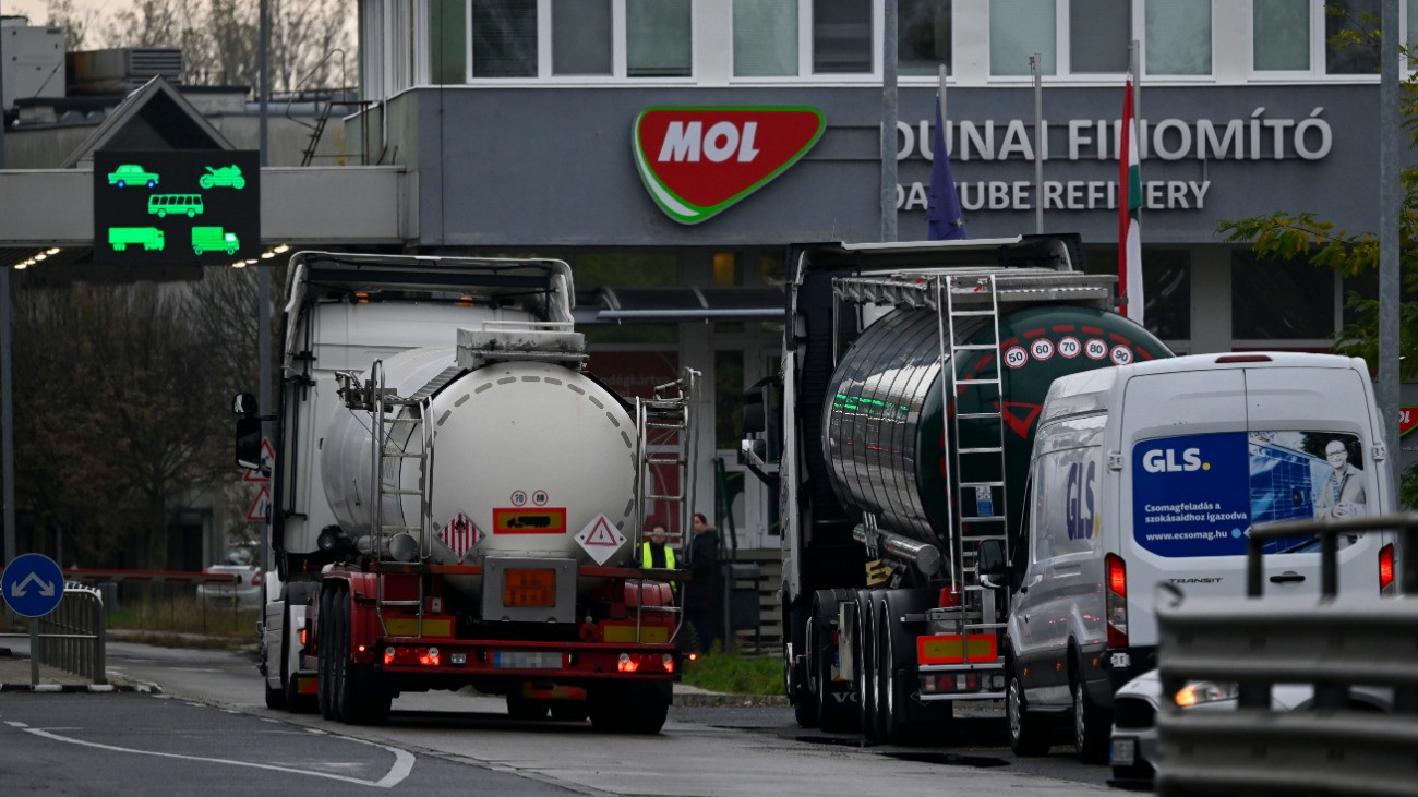 A Mol százhalombattai Dunai Finomítója 2025. október 21-én. A Mol megerõsítette, hogy elõzõ nap éjjel tûz ütött ki a finomító AV3-as üzemében. A tüzet a tûzoltók lokalizálták, és jelenleg is dolgoznak a terület biztosításán. Személyi sérülés nem történt, a baleset pontos okát vizsgálják.