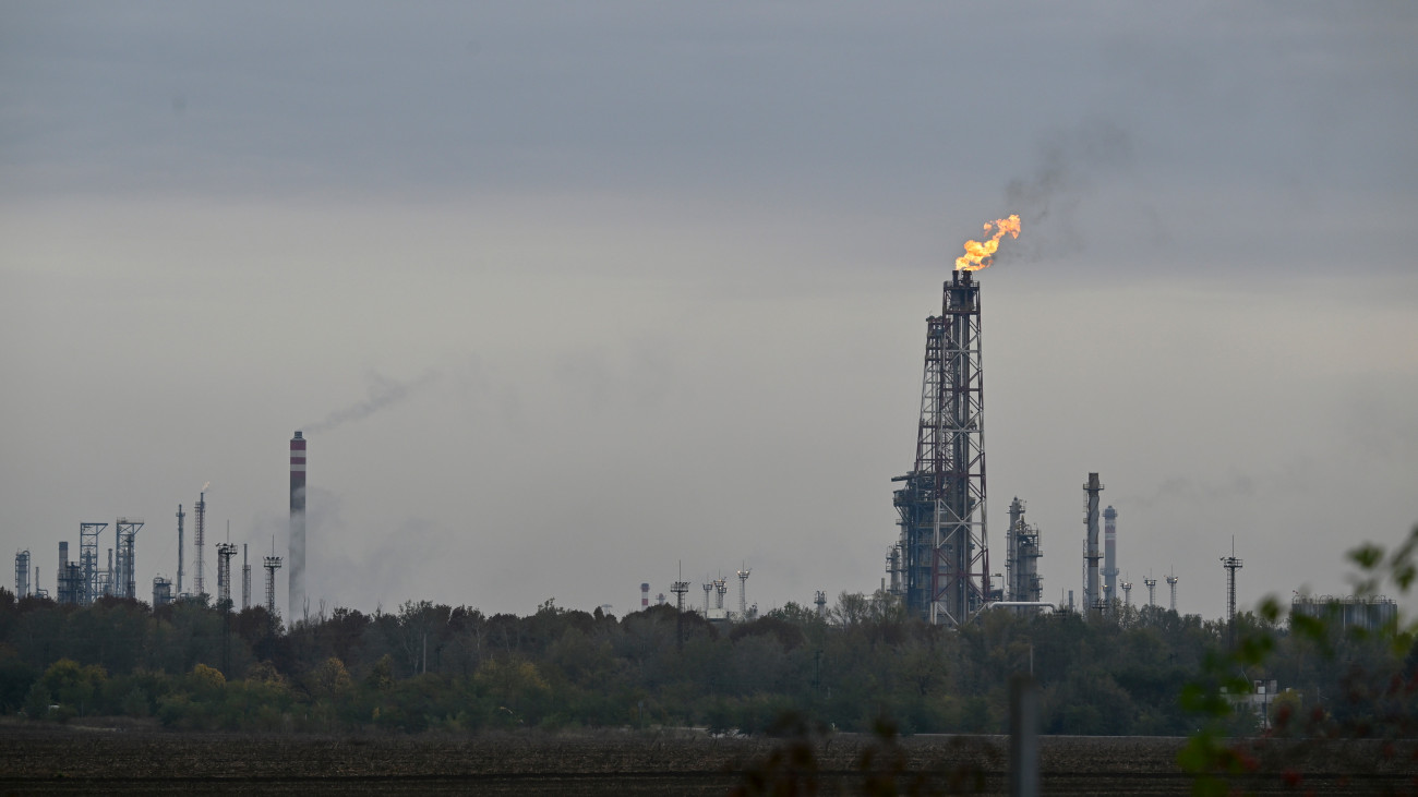 Olajfáklya a Mol százhalombattai Dunai Finomítójában 2025. október 21-én. A Mol megerõsítette, hogy elõzõ nap éjjel tûz ütött ki a finomító AV3-as üzemében. A tüzet a tûzoltók lokalizálták, és jelenleg is dolgoznak a terület biztosításán. Személyi sérülés nem történt, a baleset pontos okát vizsgálják.