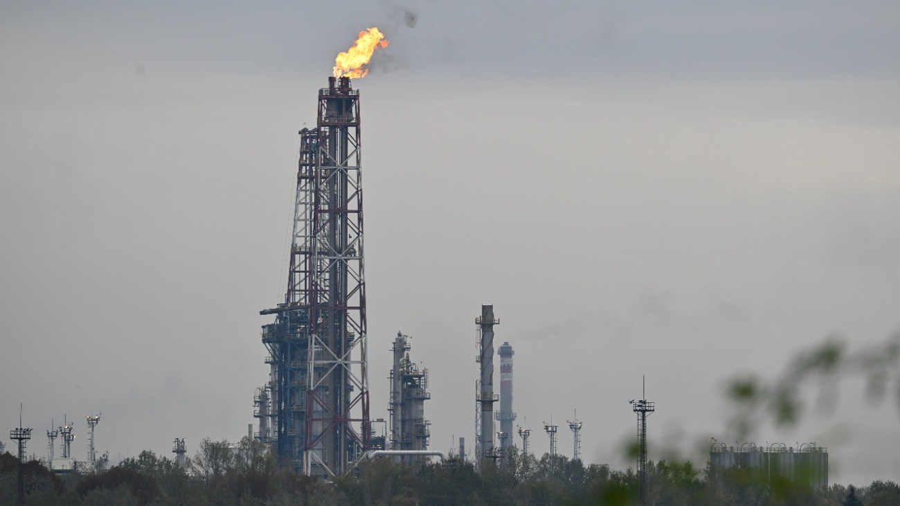 Olajfáklya a Mol százhalombattai Dunai Finomítójában 2025. október 21-én. A Mol megerõsítette, hogy elõzõ nap éjjel tûz ütött ki a finomító AV3-as üzemében. A tüzet a tûzoltók lokalizálták, és jelenleg is dolgoznak a terület biztosításán. Személyi sérülés nem történt, a baleset pontos okát vizsgálják.