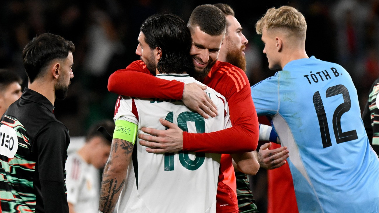 Szoboszlai Dominik (háttal) és Szappanos Péter kapus a Portugália - Magyarország labdarúgó világbajnoki selejtezõ mérkõzés végén a lisszaboni a Estádio José Alvalade stadionban 2025. október 14-én. A találkozó 2-2-es döntetlennel zárult.