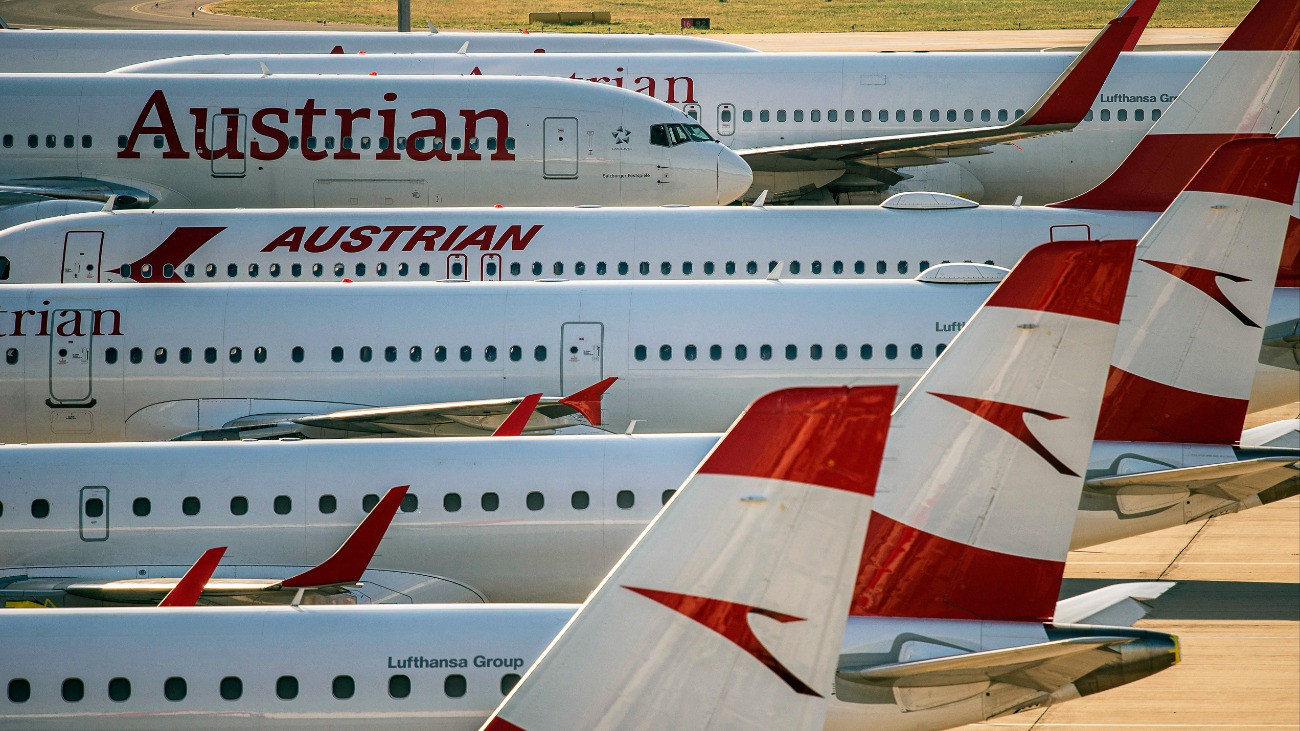 Az Austrian Airlines (AUA) osztrák nemzeti légitársaság repülõgépei a koronavírus-járvány miatt a BécsSchwechati nemzetközi repülõtéren várakoznak 2020. május 7-én. Sajtójelentések szerint a bécsi székhelyû AUA, amely a német Lufthansa leányvállalata, 1100 alkalmazottját fogja elküldeni 2023-ig.
