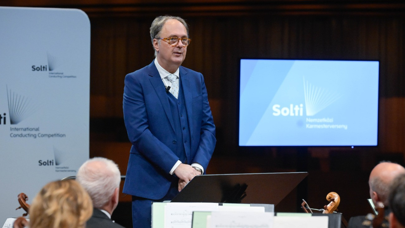 Káel Csaba, a Müpa vezérigazgatója beszédet mond a Solti Nemzetközi Karmesterversenyrõl tartott sajtótájékoztatón Budapesten, a Müpában 2025. október 21-én. A Müpa és a közmédia által közösen életre hívott karmesterversenyt 2026 októberében rendezik meg.