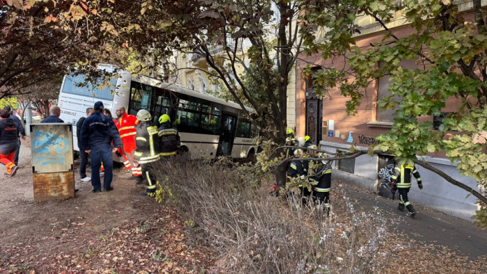 Súlyos baleset Szolnokon: gimnázium épületébe csapódott egy busz