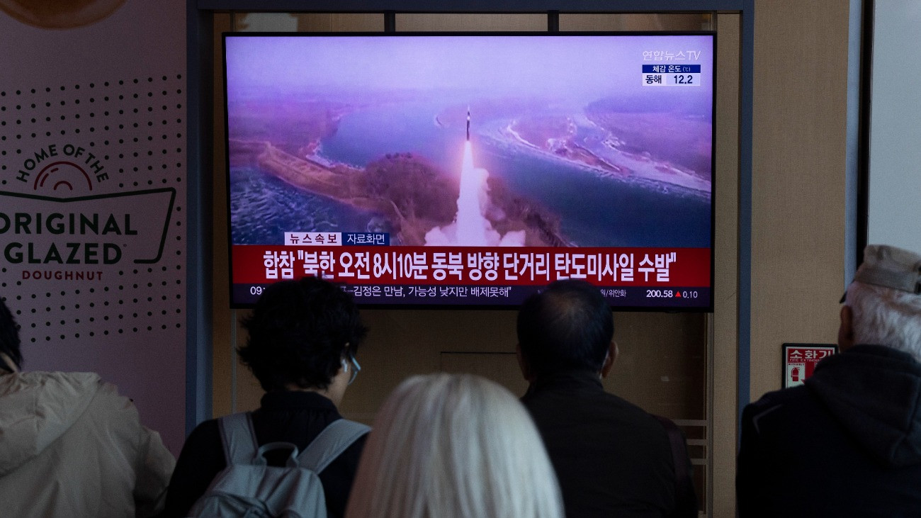 Észak-koreai rakétakilövésrõl szóló tudósítást néznek emberek egy szöuli pályaudvar tévéképernyõjén 2025. október 22-én. A dél-koreai hadsereg közlése szerint Észak-Korea újabb fegyverkísérletet hajtott végre legalább egy ballisztikus rakétával, az elsõt I Dzsemjong dél-koreai elnök júniusban történt beiktatása óta.