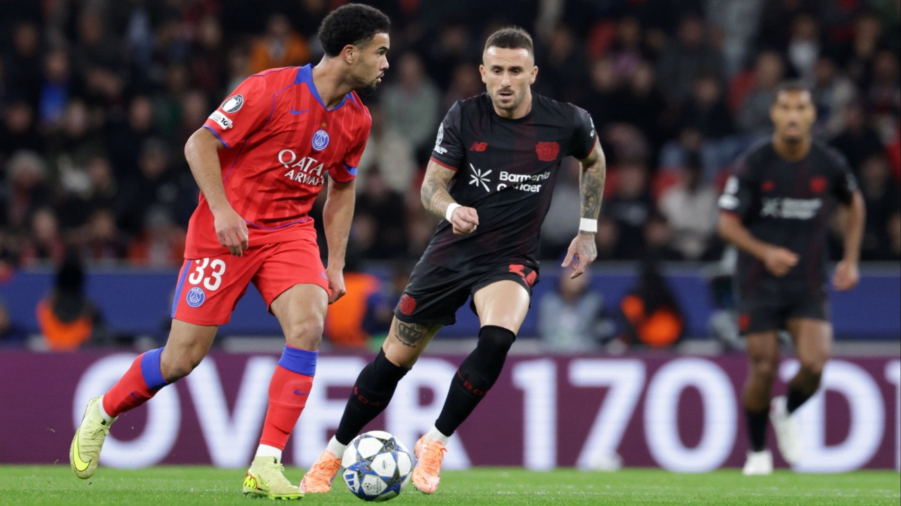 Warren Zaire-Emery, a Paris Saint-Germain játékosa (b) és Aleix Garcia, a Leverkusen játékosa a labdarúgó Bajnokok Ligája alapszakasza harmadik fordulójának Bayer Leverkusen-Paris Saint-Germain mérkõzésén Leverkusenben 2025. október 21-én.
