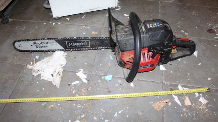 A pápai rendőrök elfogták, és gyanúsítottként hallgatták ki a 19 éves fiatalt, aki láncfűrésszel támadt családtagjaira