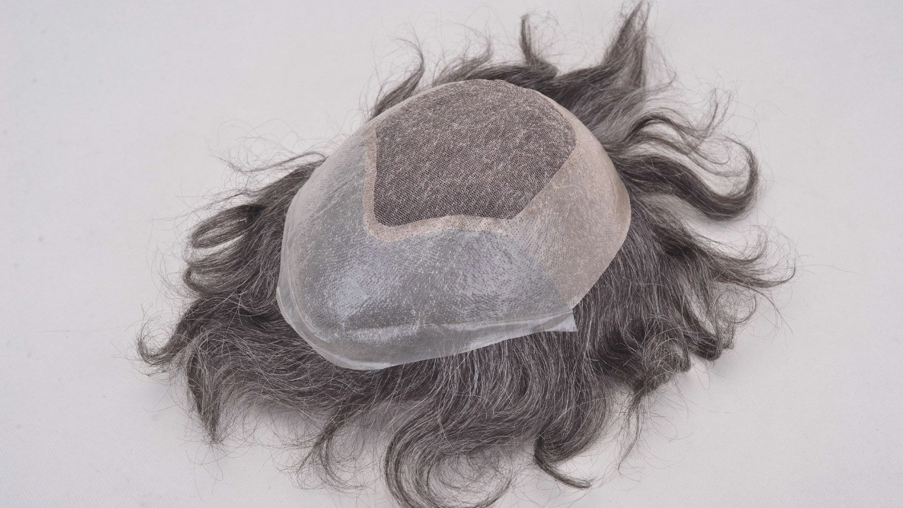 Egy kifordított, ősz paróka.