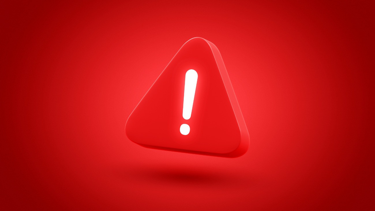 Veszélyre figyelmeztető jel, szimbólum, piros háttéren.Forrás: Getty/Images/Lemon_tm