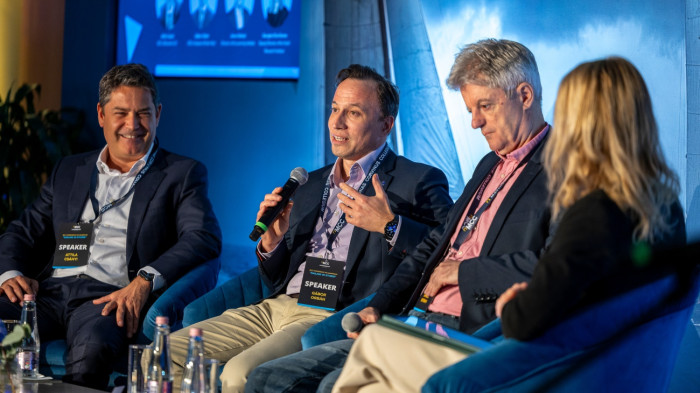 Nyakkendős boomerek és fürdőgatyás zoomerek egy munkahelyen – vezetői konferenciát tartott az MCC