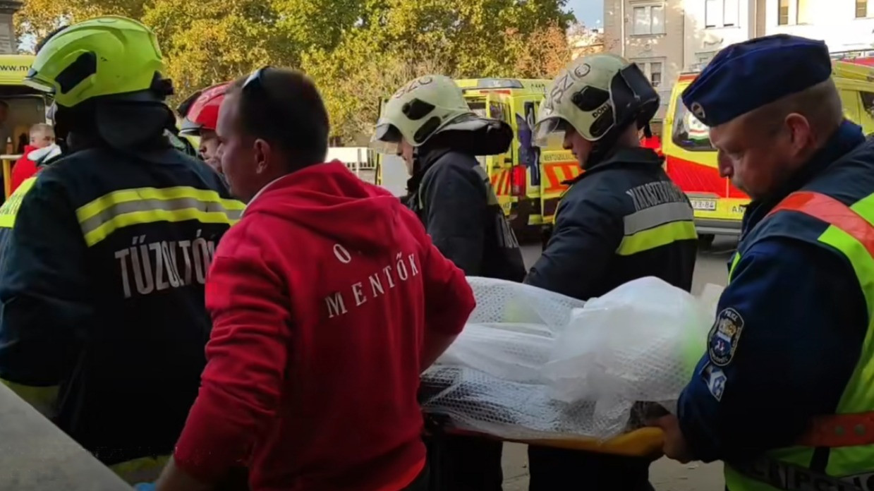 Mentők dolgoznak a szolnoki buszbaleset helyszínén, miután egy menetrend szerinti busz nekiütközött egy iskola falának