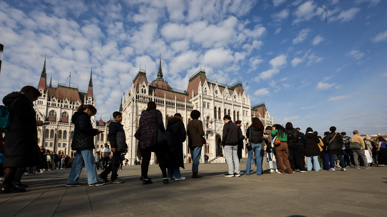 Az Országház nyílt napjának látogatói sorban állnak a Kossuth téren az 1956-os forradalom és szabadságharc 68. évfordulóján, 2024. október 23-án.