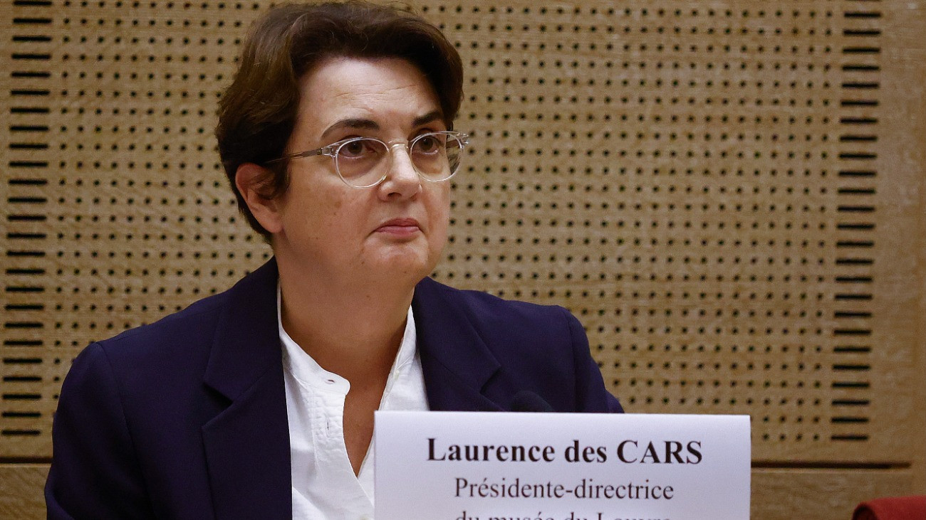 Laurence des Cars, a Louvre múzeum elnöke a francia szenátus kulturális bizottságának meghallgatásán 2025. október 22-én. Három nappal korábban, fényes nappal nyolc nagyértékû, a XIX. századból származó koronaékszert elloptak a párizsi Louvre-ból.