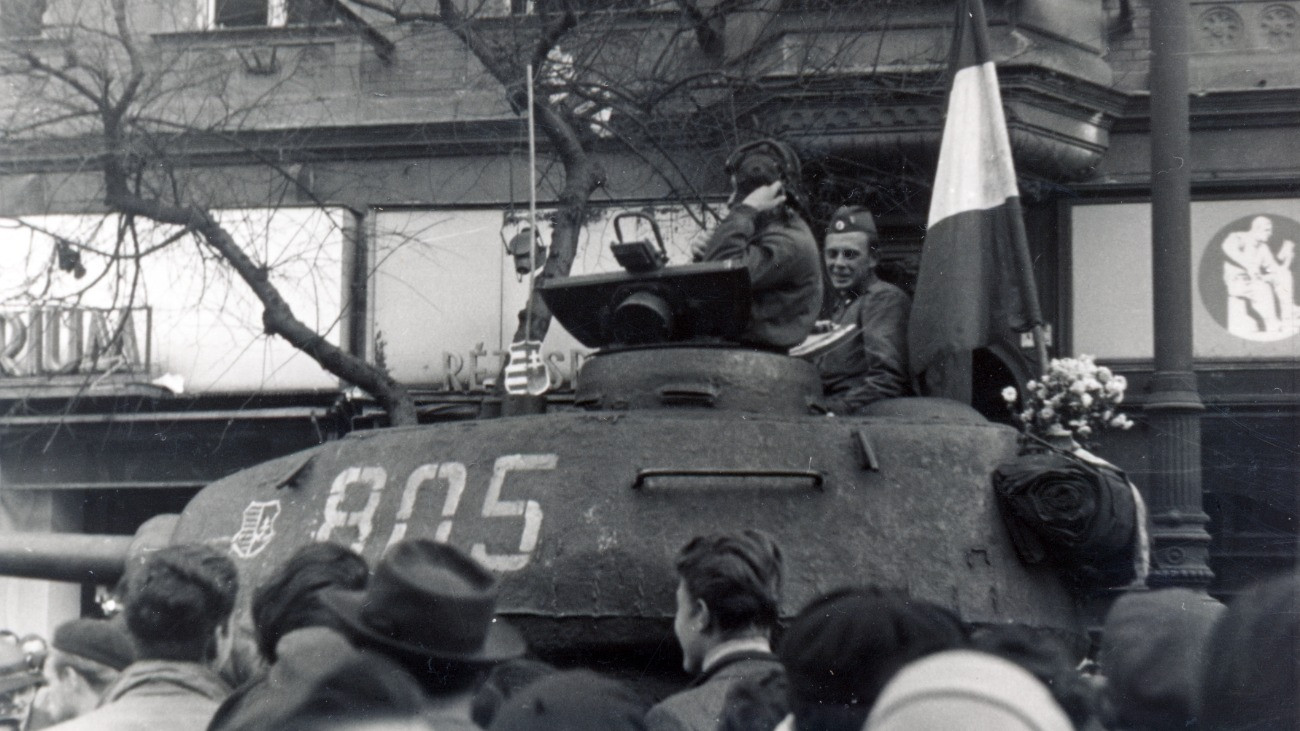 Az 1956-os forradalom: Erzsébet (Lenin) körút, háttérben a 7. számú ház.