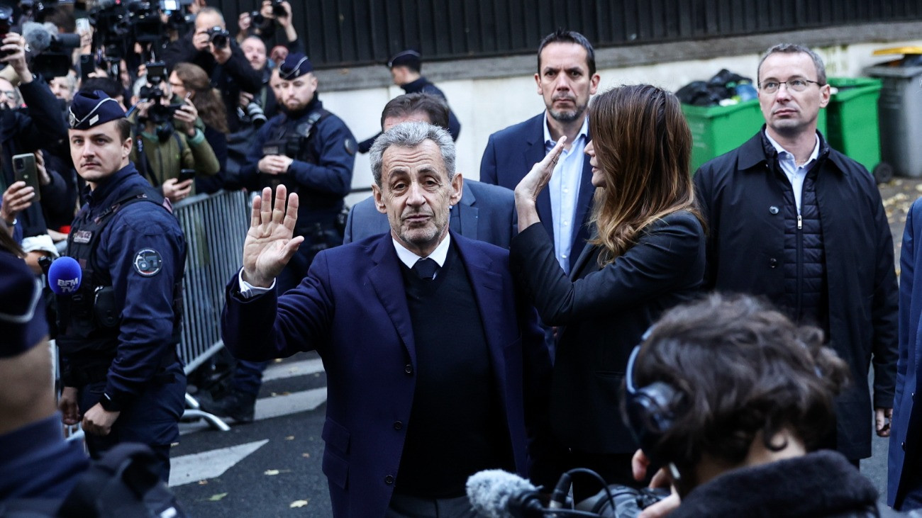Nicolas Sarkozy volt francia elnök felesége, Carla Bruni-Sarkozy társaságában indul otthonából a párizsi Santé börtönbe 2025. október 21-én, börtönbüntetése megkezdésének napján. A 70 éves Sarkozyt a 2007-es gyõztes elnökválasztási kampánya törvénytelen líbiai finanszírozásának gyanúja miatt indított perben ítélték öt év szabadságvesztésre szeptember 25-én.