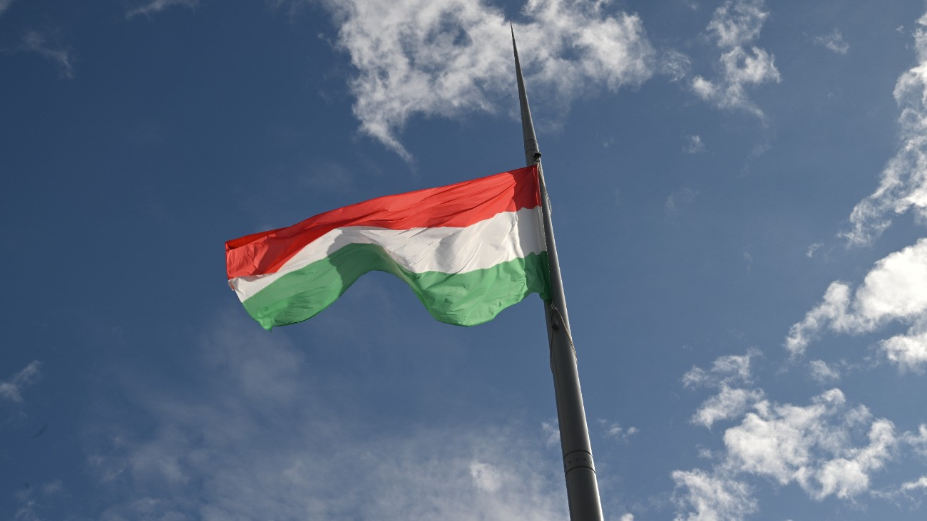 A nemzeti lobogó az 1956-os forradalom és szabadságharc 69. évfordulóján az Országház elõtti Kossuth Lajos téren 2025. október 23-án.