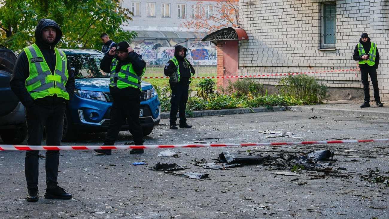 Rendõrök a helyszínen egy kijevi lakóházat ért orosz légitámadást követõen 2025. október 22-én. Az ukrán hatóságok közlése szerint a fõvárost és térségét ért támadásban legkevesebb hat ember életét vesztette.