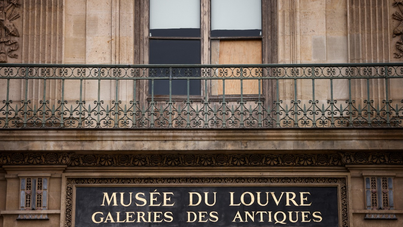 A párizsi Louvre épületének egyik kitört ablaka 2025. október 20-án. Elõzõ nap reggel tolvajok elloptak nyolc felbecsülhetetlen értékû királyi ékszert a múzeum úgynevezett napóleoni gyûjteményébõl. Az elkövetõk a bûncselekmény után elmenekültek.