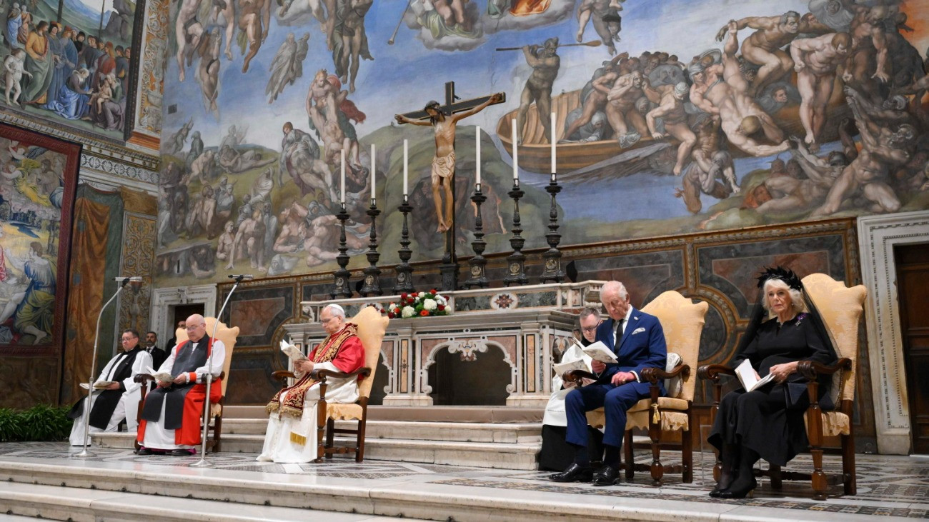 A Vatikáni Média felvételén XIV. Leó pápa (k) együtt imádkozik III. Károly brit királlyal (j2) és feleségével, Kamilla királynéval (j) a vatikáni Sixtus-kápolnában tartott ökumenikus szertartáson 2025. október 23-án. A brit uralkodó és felesége XIV. Leó pápa vendégeként állami látogatáson tartózkodik a Vatikánban.