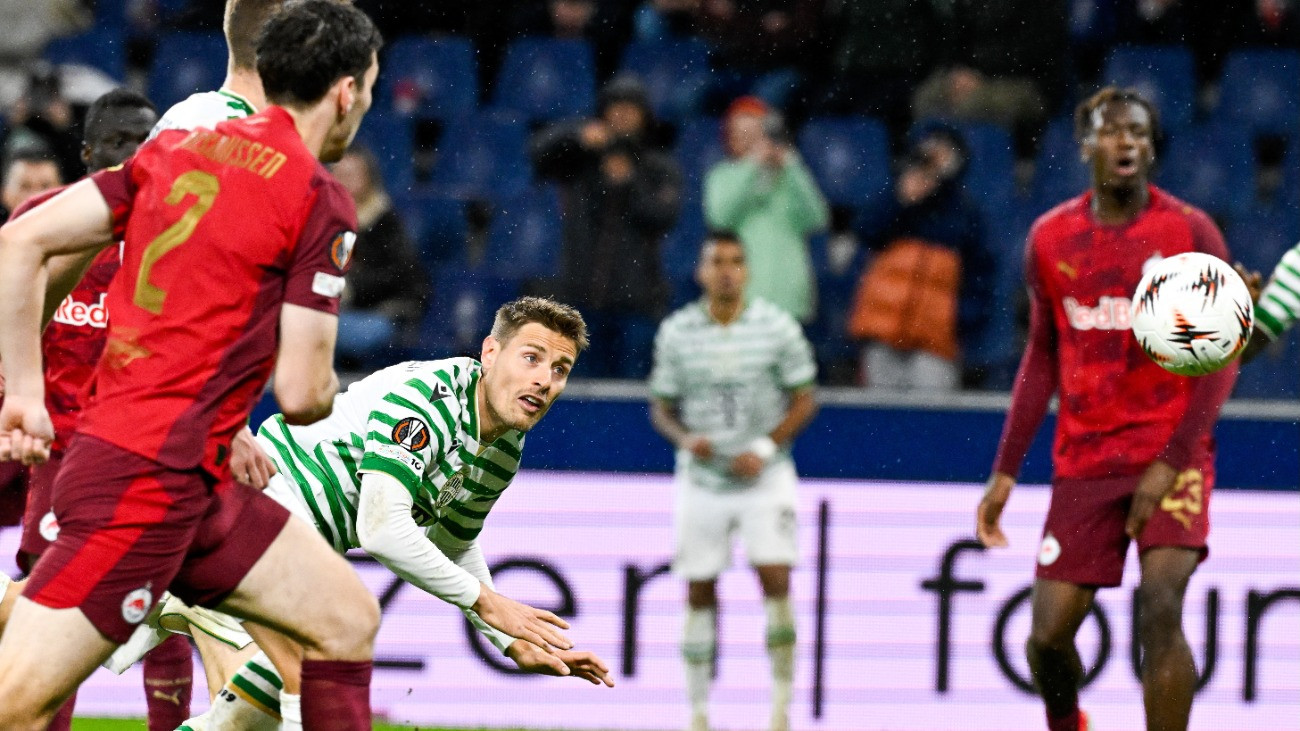 A ferencvárosi Kristoffer Zachariassen gólt szerez a labdarúgó Európa-liga alapszakaszának harmadik fordulójában játszott FC Red Bull Salzburg - Ferencvárosi TC mérkõzésen a salzburgi Red Bull Arénában 2025. október 23-án.