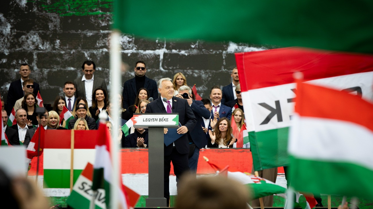A Miniszterelnöki Kommunikációs Fõosztály által közreadott képen Orbán Viktor miniszterelnök beszédet mond az 1956-os forradalom és szabadságharc 69. évfordulóján rendezett ünnepi megemlékezésen az Országház elõtti Kossuth Lajos téren 2025. október 23-án.