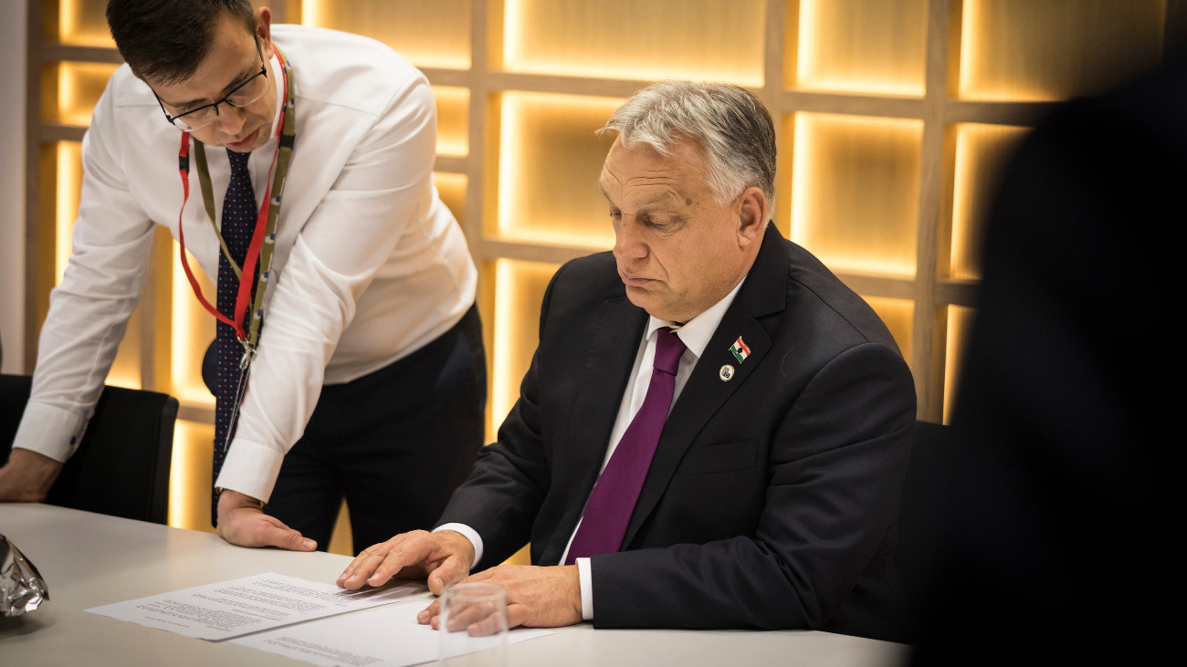 A Miniszterelnöki Kommunikációs Fõosztály által közreadott képen Orbán Viktor miniszterelnök (j) az EU-tagországok állam-, és kormányfõinek csúcstalálkozóján Brüsszelben 2025. október 23-án. 2025. Mellette Bóka János európai uniós ügyekért felelõs miniszter (b).