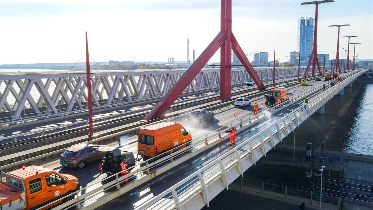 Mossák a Rákóczi hidat az FKF munkatársai