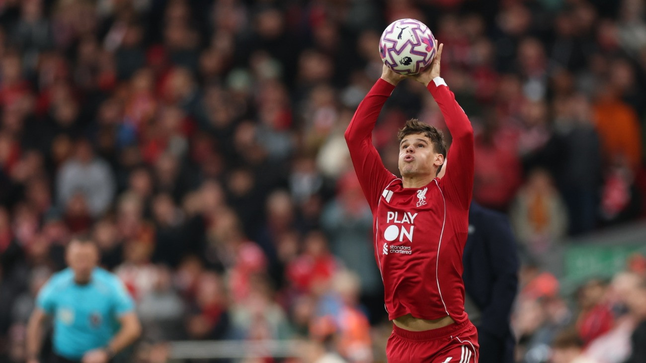 Kerkez Milos, a Liverpool játékosa az angol elsõ osztályú labdarúgó-bajnokság Liverpool-Manchester United mérkõzésén a liverpooli Anfield Road-i Stadionban 2025. október 19-én.