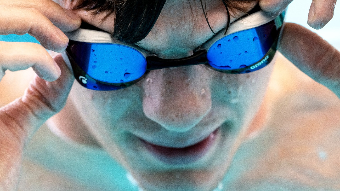 Kós Hubert olimpiai, valamint kétszeres világ- és Európa-bajnok úszó edz a BVSC Szõnyi úti uszodájában 2025. szeptember 9-én. Ezen a napon BVSC-Zugló sajtótájékoztatót tartott az uszodában.