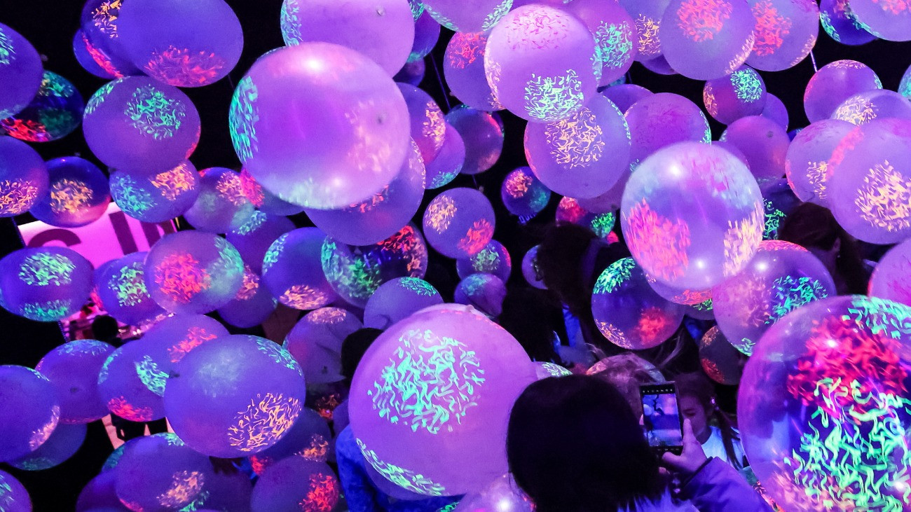 Látogató a berlini Léggömbmúzeumban nyílt Pop Air címû kiállításon 2025. február 6-án. A tárlaton hazai és nemzetközi alkotók léggömb-kompozícióit és más felfújható mûvészi alkotásokat tekinthetnek meg az érdeklõdõk.