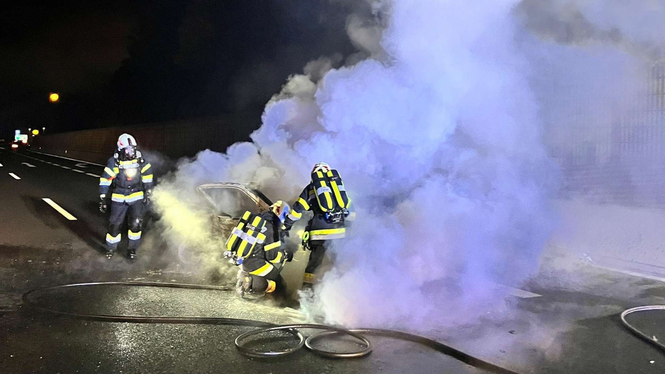 Ausztriában súlyos baleset történt, kigyulladt egy magyar rendszámú autó, két ember égett halálra benne.